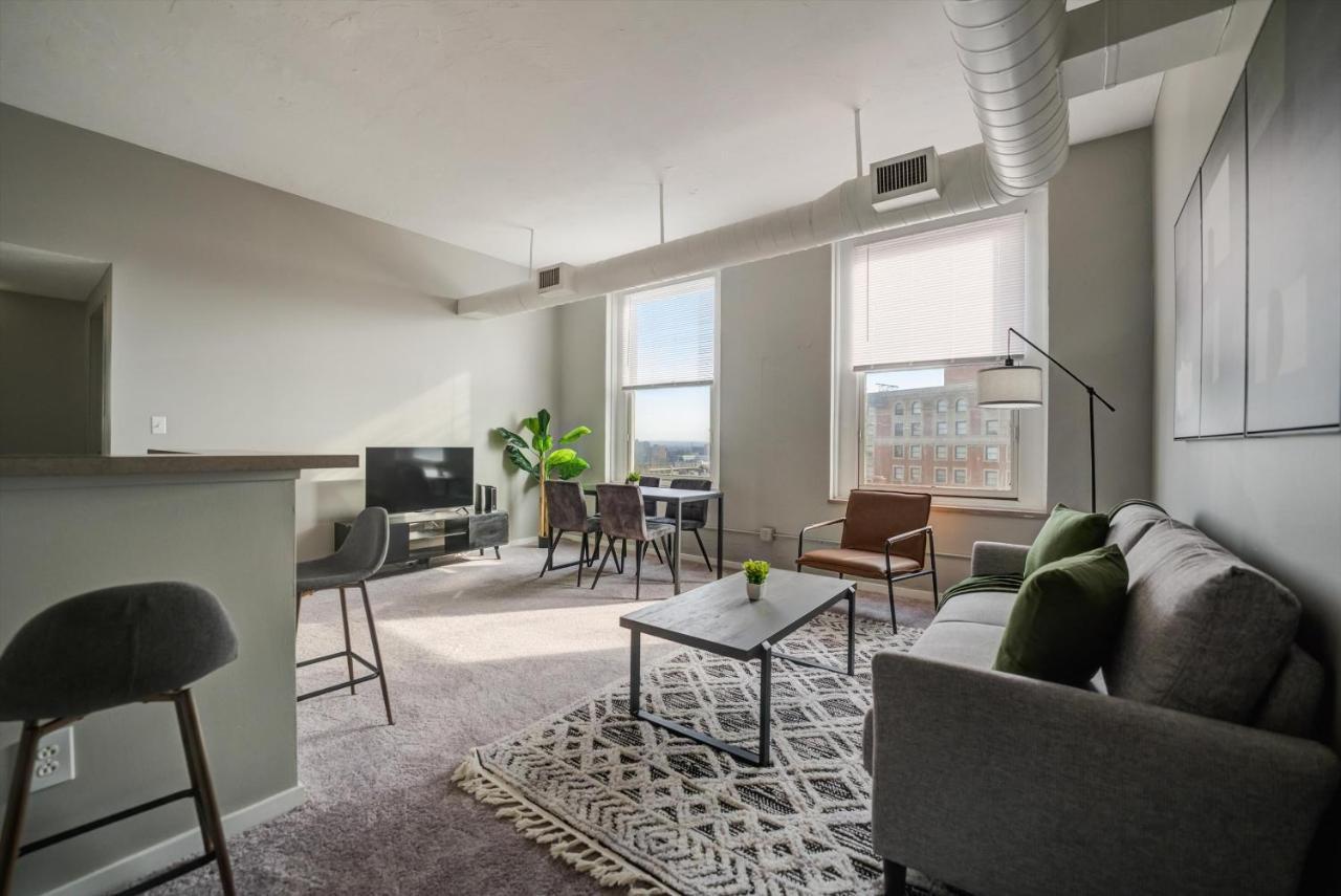 Frontdesk Huron Square Apts Downtown Cleveland Chambre photo